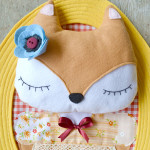 Quadro in feltro: Lovely Fox con spilletta a fiore - immagine 2