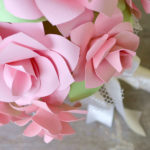 bouquet con rose di carta e raso