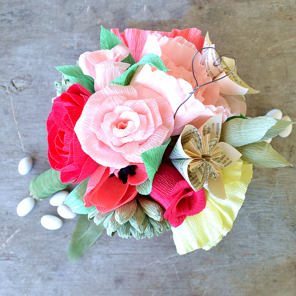 bouquet con fiori di carta crespa