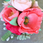 Bouquet con fiori di carta crespa - immagine 3