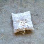 Cuscino porta fedi con pizzo bianco - immagine 2