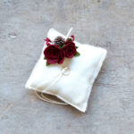 Cuscino porta fedi Rose e pigne - immagine 2