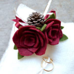 Cuscino porta fedi Rose e pigne - immagine 3