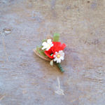 Boutonniere sposo con papaveri e juta country style - immagine 2
