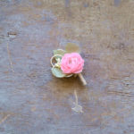 Boutonniere sposo con ranuncolo rosa