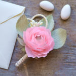 Boutonniere sposo con ranuncolo rosa - immagine 3