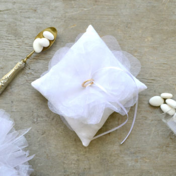 Cuscino porta fedi in lino con fiore in tulle