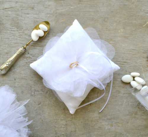 Cuscino porta fedi in lino con fiore in tulle