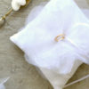 Cuscino porta fedi in lino con fiore in tulle - immagine 3