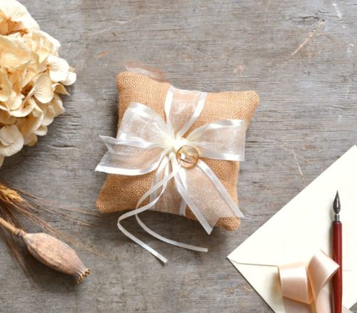 Cuscino porta fedi con fiocco in tulle