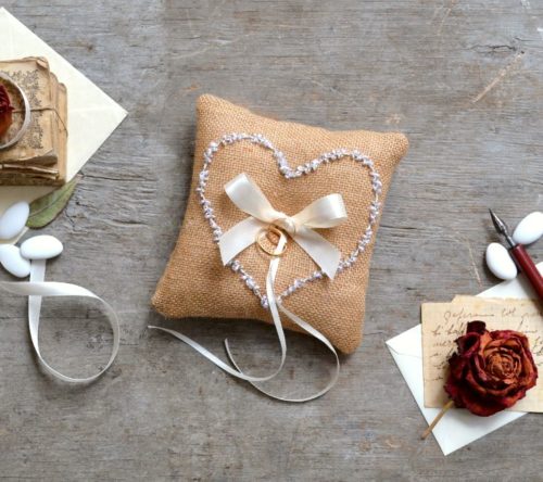 Cuscino porta fedi juta con cuore