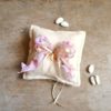 cuscino portafedi con fiocco floreale lafigurina