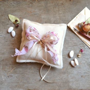 cuscino portafedi con fiocco floreale