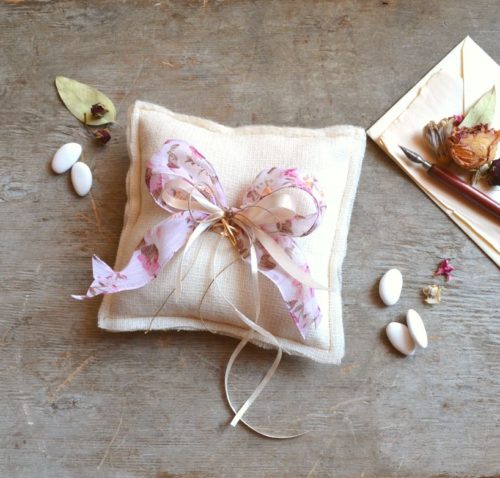 cuscino portafedi con fiocco floreale
