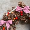La ghirlanda natalizia con pigne e bacche fiocchi