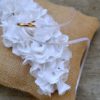 Cuscino porta fedi in juta e fiori di lino bianco - immagine 3